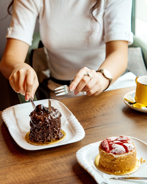 Dessert al cioccolato sul tavolo