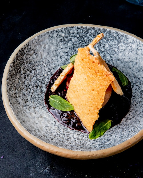 Dessert con gelato in una vista laterale della menta dell'inceppamento della ciotola