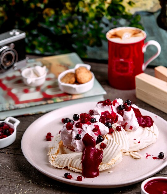 Dessert cremoso con frutti di bosco