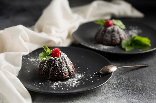 Dessert del cioccolato del primo piano con zucchero in polvere