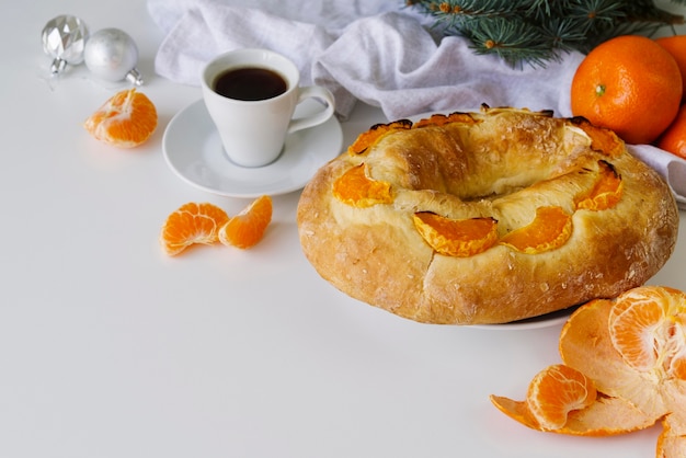 Dessert del giorno dell'Epifania con arancia e caffè