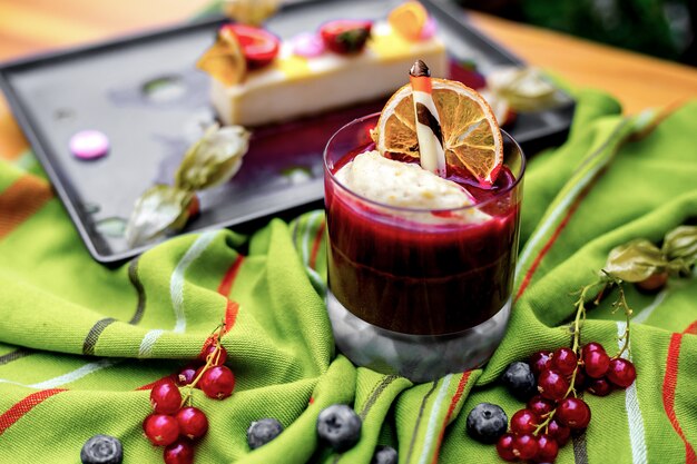 Dessert del soufflé della bacca di vista laterale con una fetta di arancia e di bacche secche