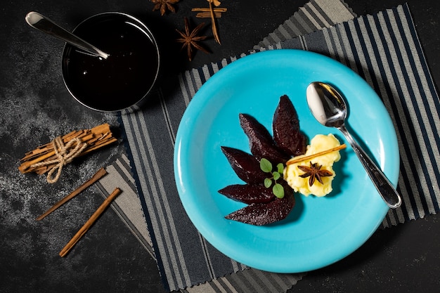 Dessert delizioso nero della gelatina sul piatto