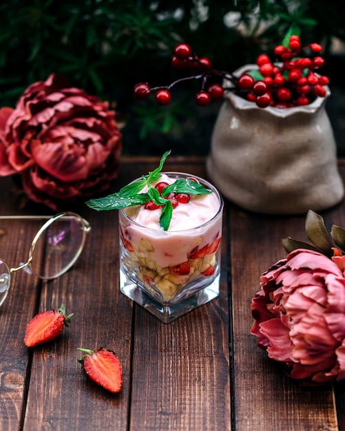 Dessert di frutta con yogurt e mirtilli rossi