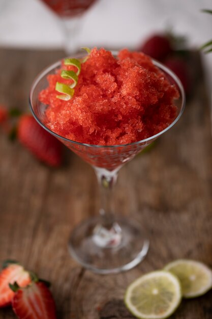 Dessert di granita alla fragola ad alto angolo con lime