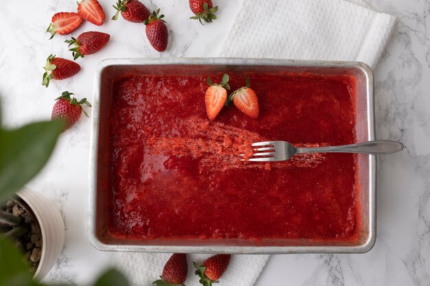 Dessert di granita alla fragola vista dall'alto