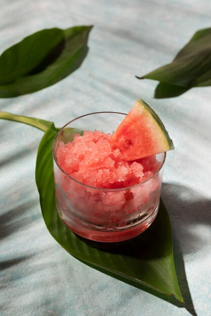 Dessert di granita gustoso ad alto angolo con fetta di anguria