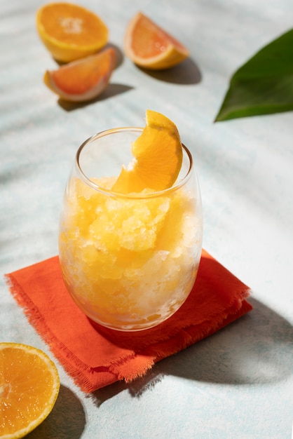 Dessert di granita gustoso ad alto angolo con fetta