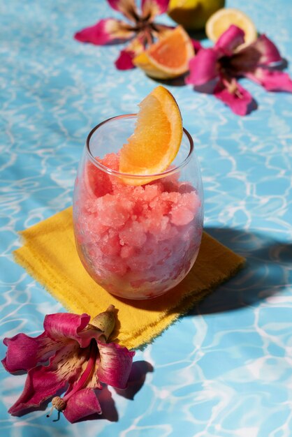 Dessert di granita gustoso ad alto angolo con fiori rosa