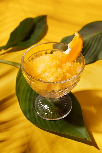 Dessert di granita gustoso ad alto angolo con foglie