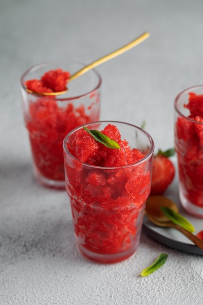 Dessert di granita gustoso ad alto angolo con fragole