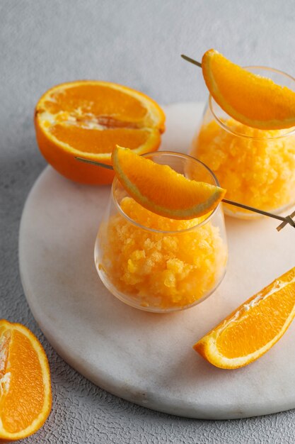 Dessert di granita gustoso ad alto angolo con natura morta all'arancia