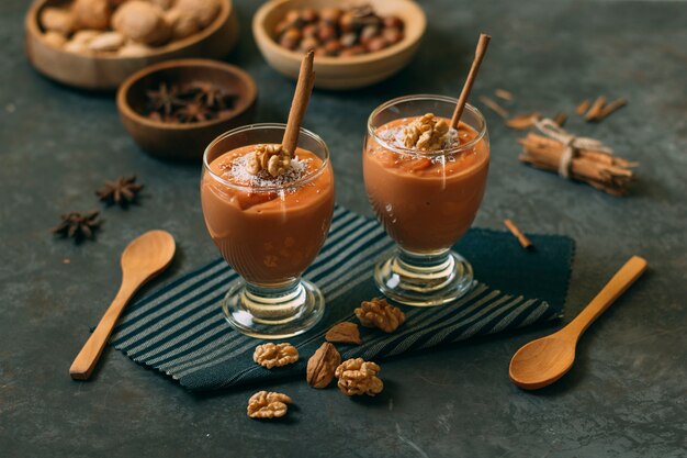 Dessert di inverno del primo piano con le noci