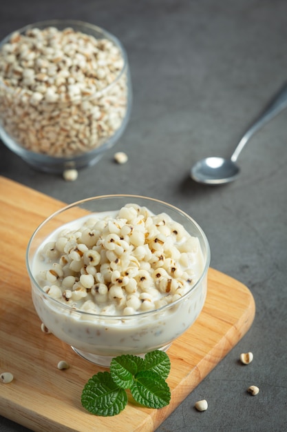 Dessert di latte di cocco di miglio in ciotola di vetro