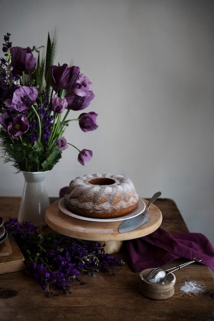 Dessert e fiori saporiti dell'angolo alto