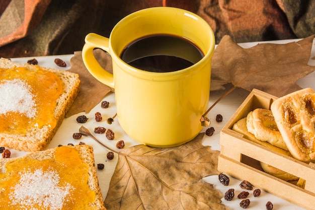 Dessert e foglie vicino tazza di caffè