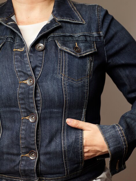 Dettagli del modello che indossa una giacca di jeans blu