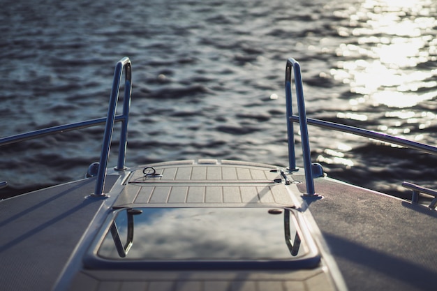 dettagli dello yacht, ponte, riflesso del cielo.