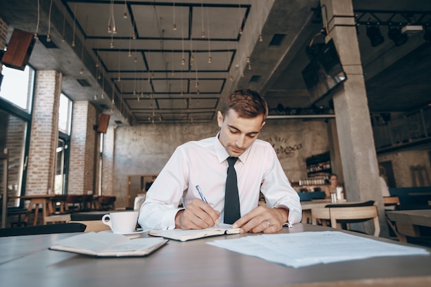 dettagli lettura professionale giovane di lavoro