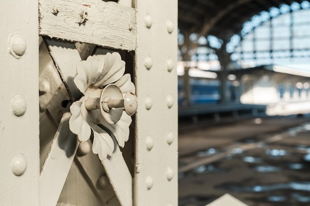 Dettagli struttura e decorazione di travi in ferro battuto nella vecchia stazione ferroviaria Ornamento decorativo floreale in metallo Primo piano con spazio copia dettagli interni idee per sfondo o carta da parati