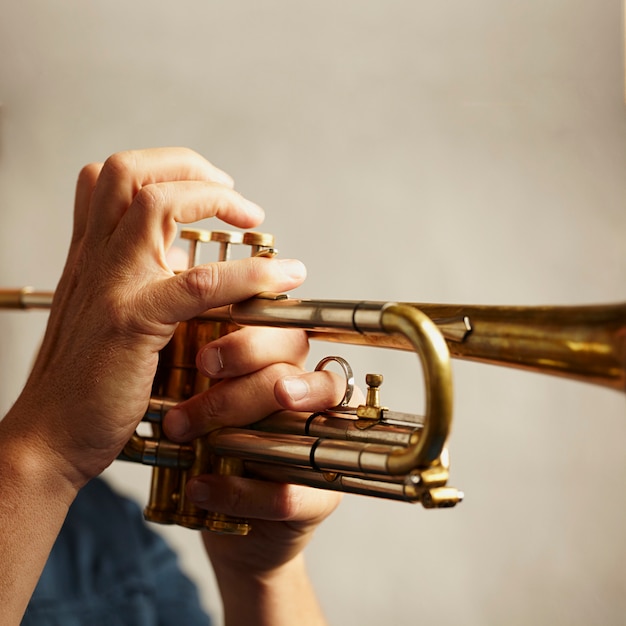 dettaglio di uno strumento a tromba in metallo