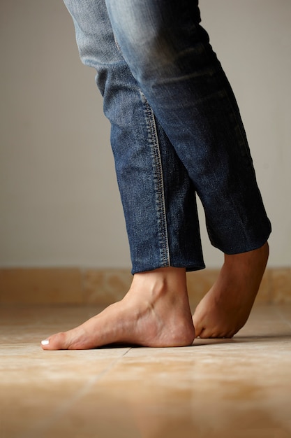 dettaglio jeans vestito da una modella