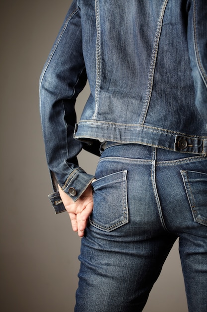 dettaglio jeans vestito da una modella