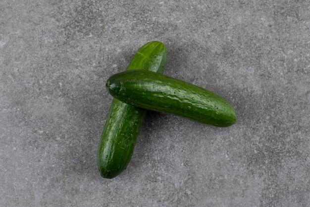 di cetrioli biologici freschi nella tabella grigia.