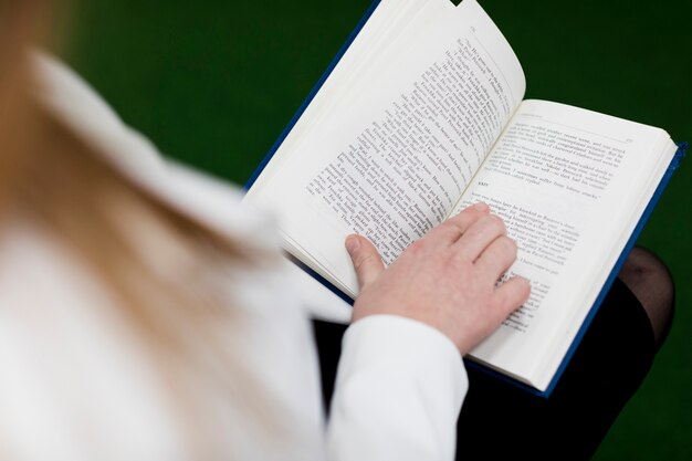 Di nuovo al concetto del banco con la fine in su della donna che studia nella libreria