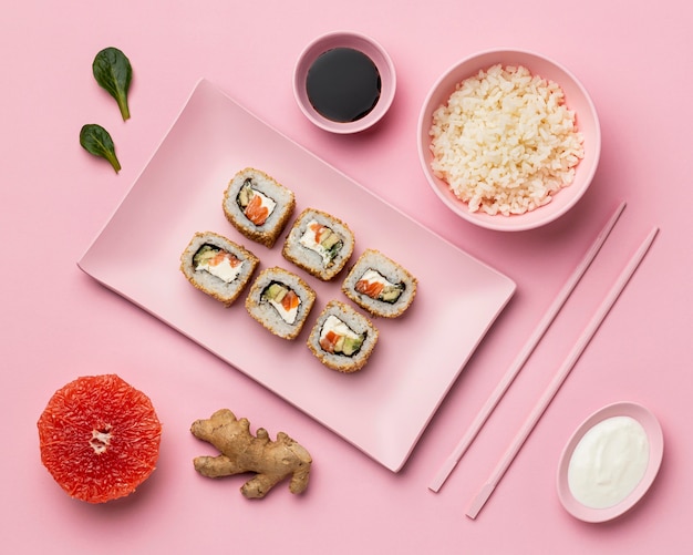 Dieta flessibile con vista dall'alto di sushi