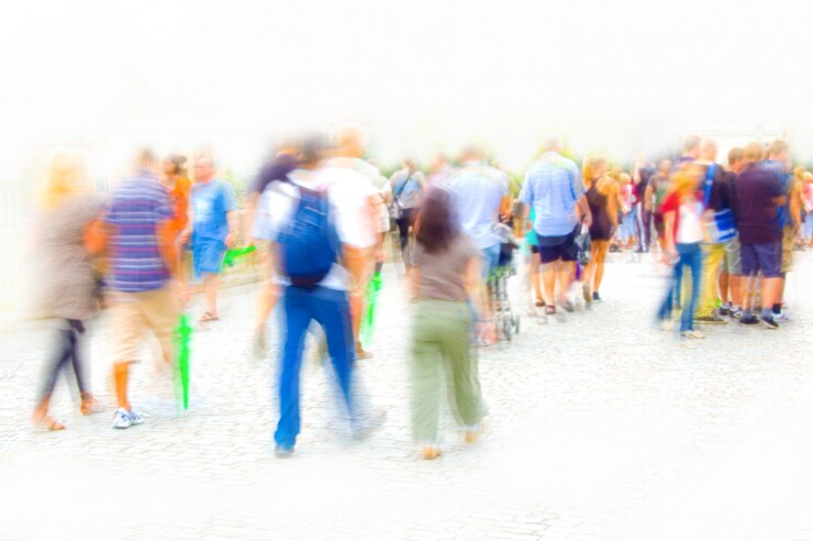 Diffuse le persone che camminano