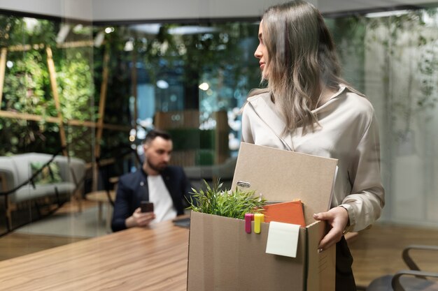 Dimissioni dal lavoro della donna del tiro medio