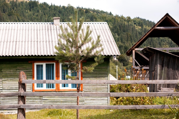 Dintorni di una casa rurale alla luce del giorno