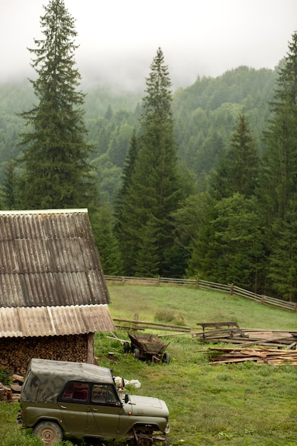 Dintorni di una casa rurale alla luce del giorno