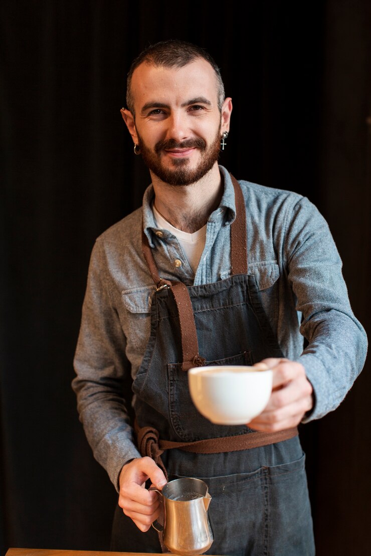 Foto gratuito dipendente di smiley che produce caffè