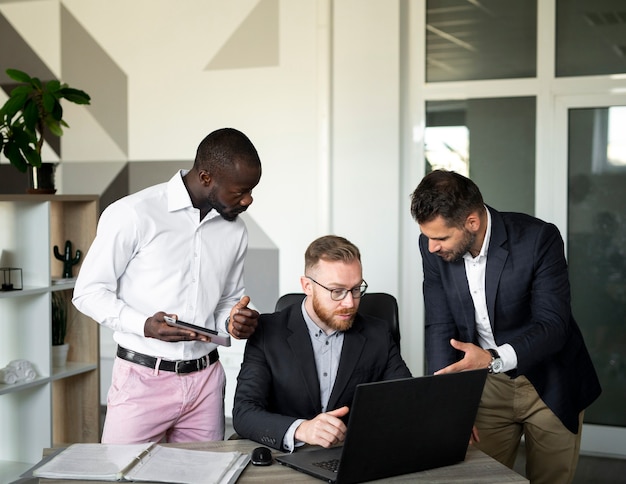 Dipendenti aziendali che lavorano insieme