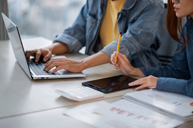 Foto gratuito dipendenti che lavorano insieme vista laterale