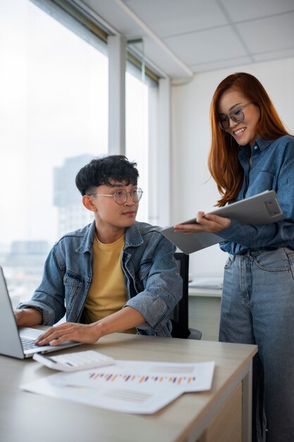 Dipendenti di vista laterale che lavorano insieme