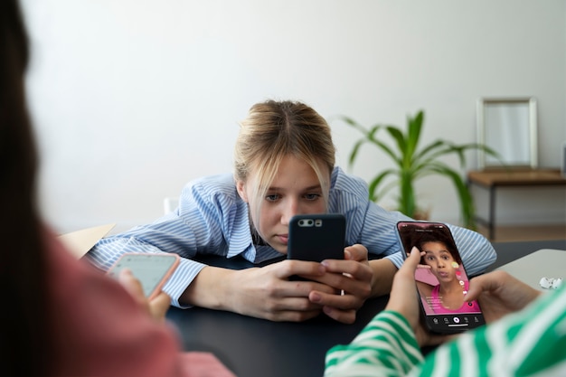 Dipendenza dai social media delle ragazze ad alto angolo