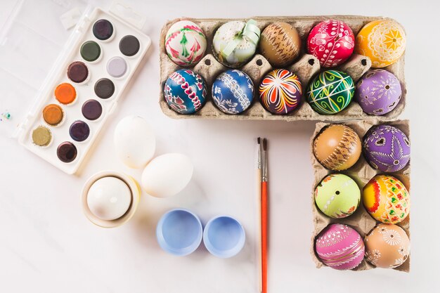 Dipinge vicino ad adorabili uova di Pasqua