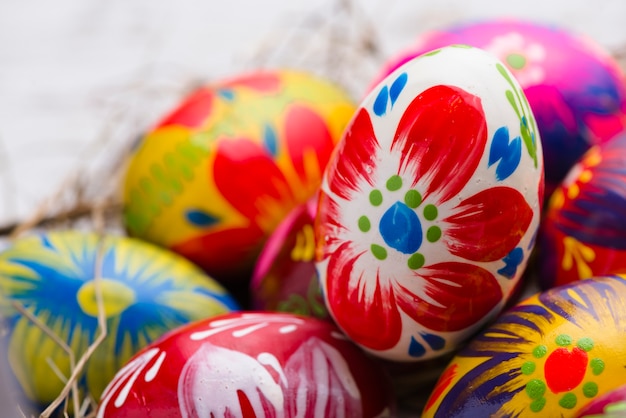 dipinto uovo di Pasqua con sfondo sfocato