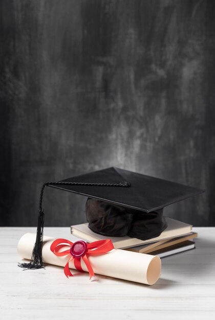 Diploma di laurea e cappello in toga