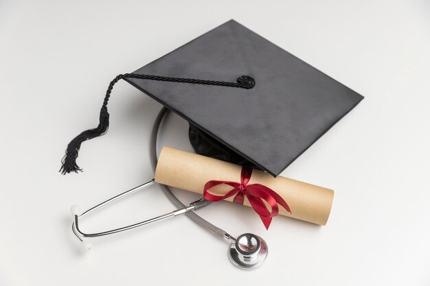 Diploma di laurea e cappello in toga