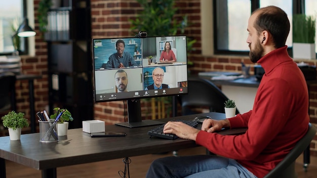 Direttore esecutivo che utilizza la conversazione in teleconferenza online su Internet, parlando con persone in videoconferenza per le telecomunicazioni remote. Riunione d'affari senza fili. Colpo a mano libera.