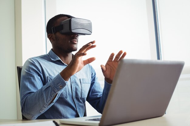 Dirigente aziendale utilizzando le cuffie da realtà virtuale