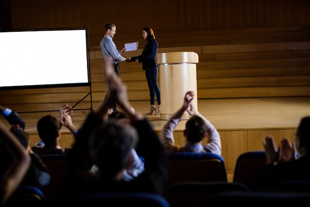 Dirigente femminile che riceve il premio