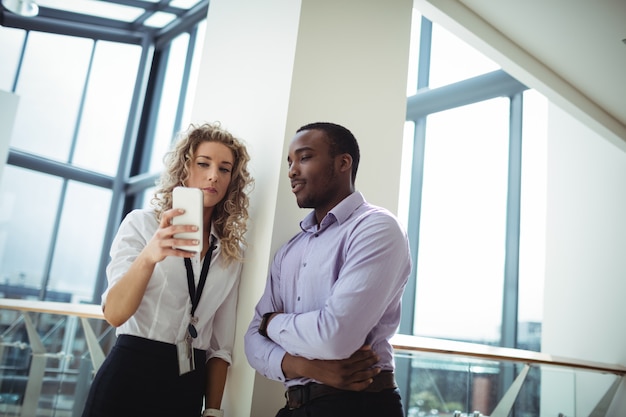 Dirigenti aziendali che discutono sul telefono cellulare