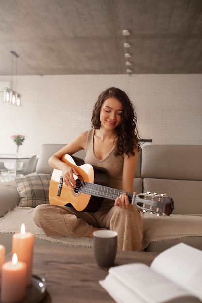 Disconnessione digitale donna a casa con la chitarra