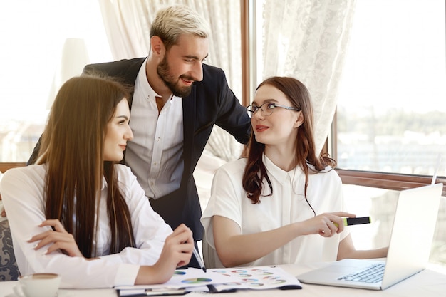 Discussione di lavoro alla riunione degli amministratori del ristorante