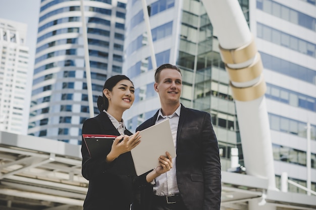 Discussione di persone di affari sul lavoro insieme.